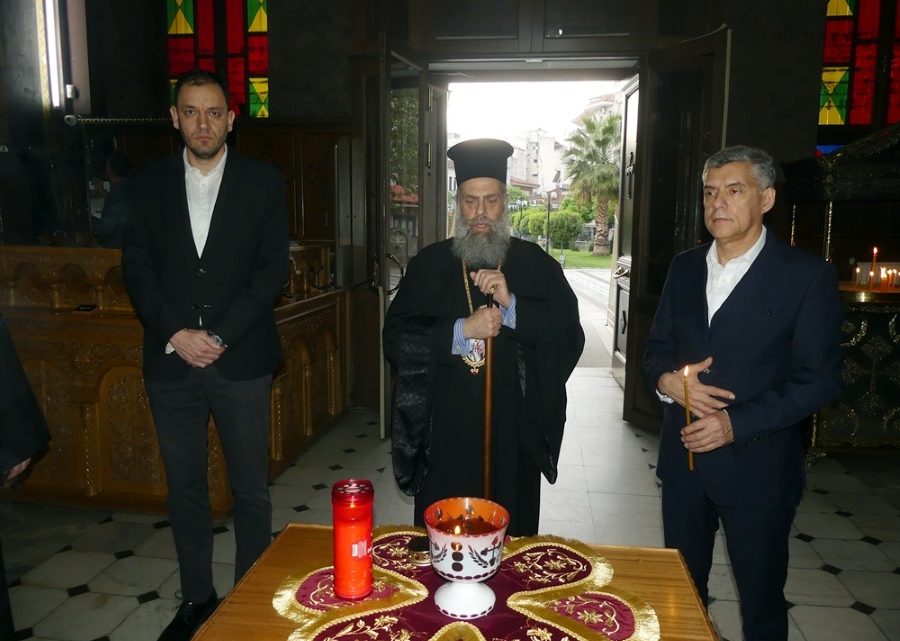 Η Ιερά Μητρόπολη Θεσσαλιώτιδος υποδέχθηκε το Άγιο Φως στον Ιερό Μητροπολιτικό Ναό Αγίων Κωνσταντίνου και Ελένης Καρδίτσης
